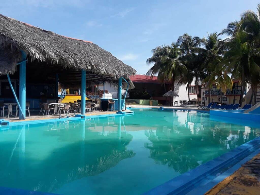 piscina hotel caimanera