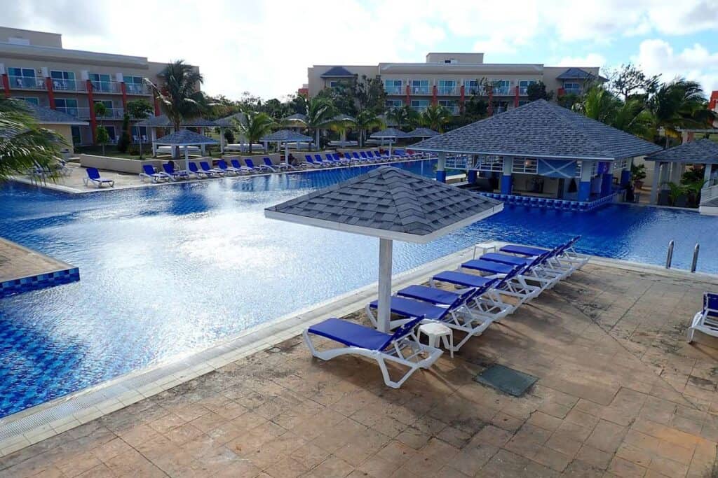 piscina hotel melia jardines del rey